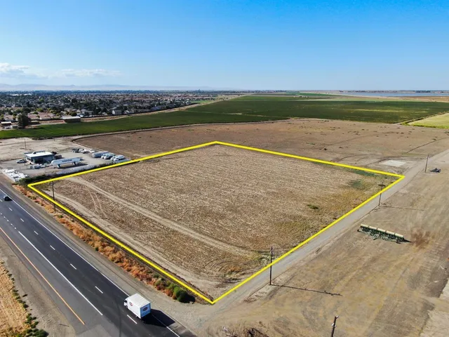 a view of a tennis court