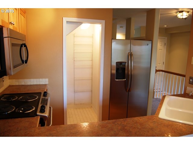 18730 Southwest Boones Ferry Road Tualatin, OR 97062 - Photo 5 of 24 Kitchen