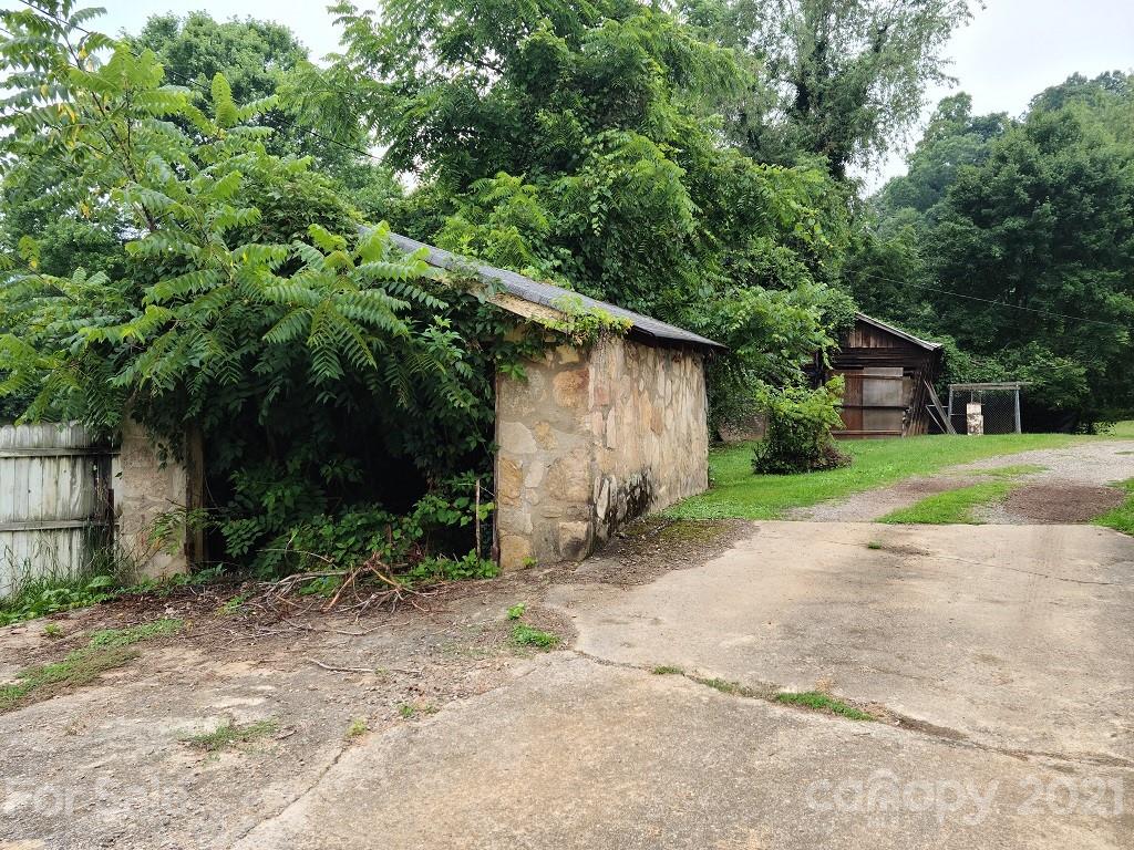 109 Lee Road Clyde, NC 28721 - Photo 3 of 7 a backyard of a house with plants and trees