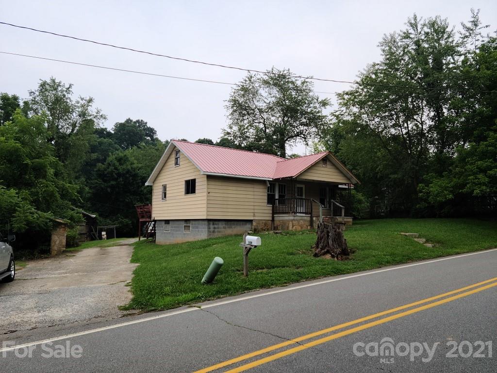 109 Lee Road Clyde, NC 28721 - Photo 5 of 7 a front view of a house with garden