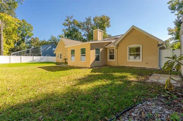 a view of a backyard