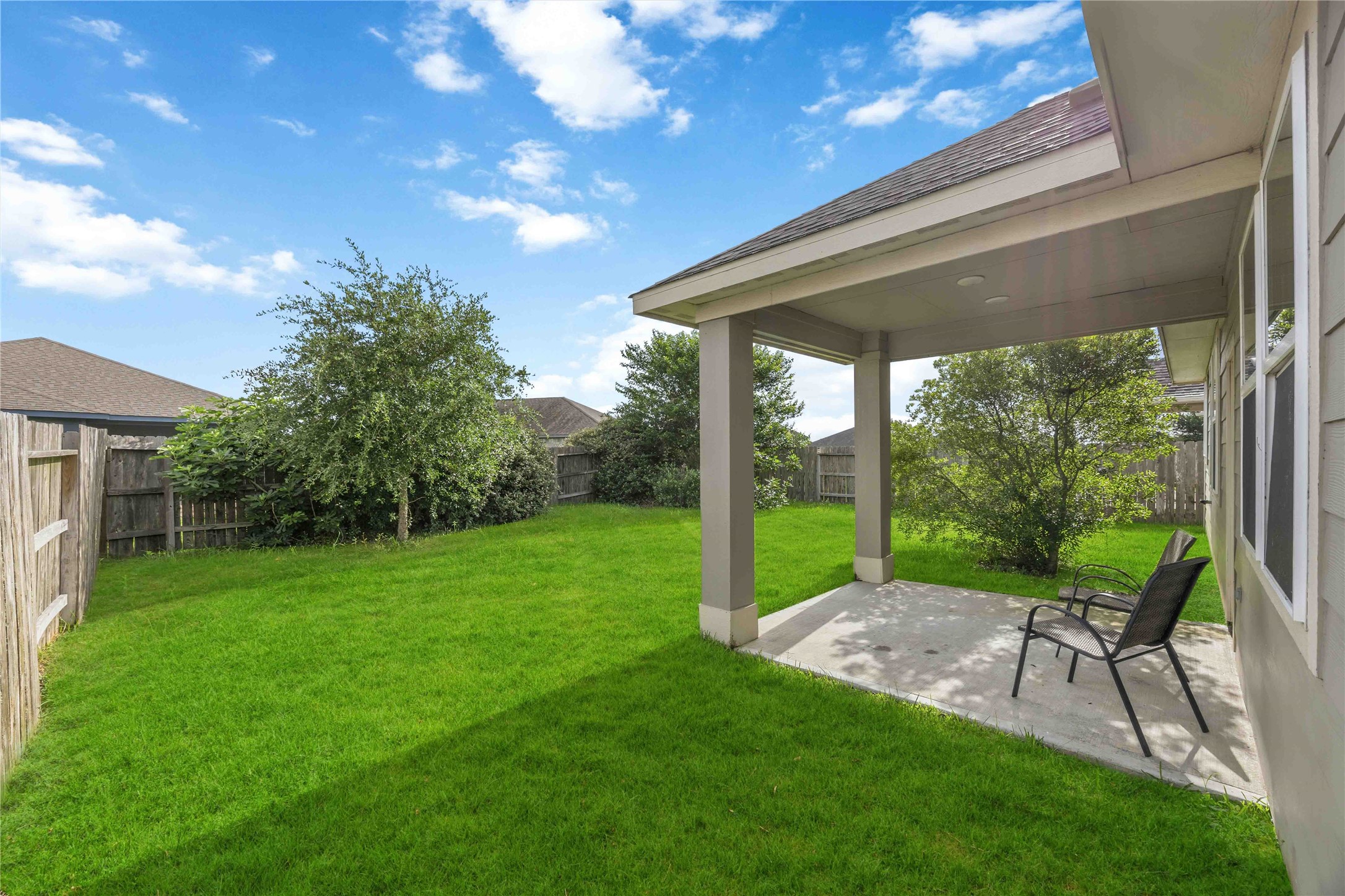 2425 Temple Crag Drive Rosharon, TX 77583 - Photo 27 of 32 Covered patio perfect for relaxing, entertaining, or enjoying your morning coffee year-round