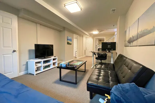 $5,500 | 3727 North Lakewood Avenue, Unit 1, Chicago, IL 60613