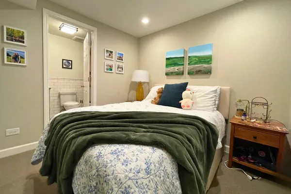 $5,500 | 3727 North Lakewood Avenue, Unit 1, Chicago, IL 60613