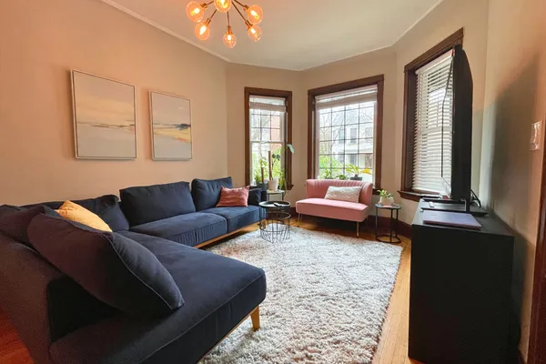 $5,500 | 3727 North Lakewood Avenue, Unit 1, Chicago, IL 60613