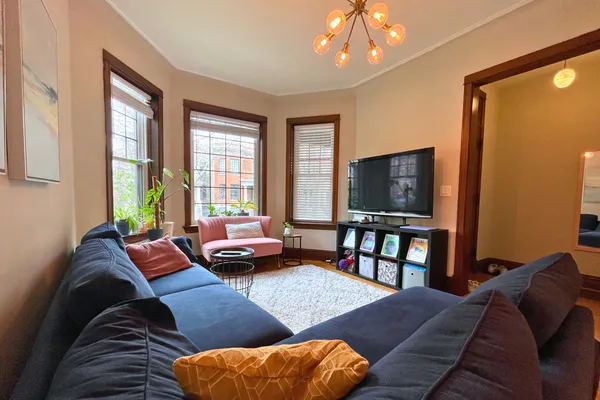$5,500 | 3727 North Lakewood Avenue, Unit 1, Chicago, IL 60613