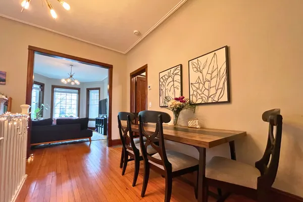 $5,500 | 3727 North Lakewood Avenue, Unit 1, Chicago, IL 60613
