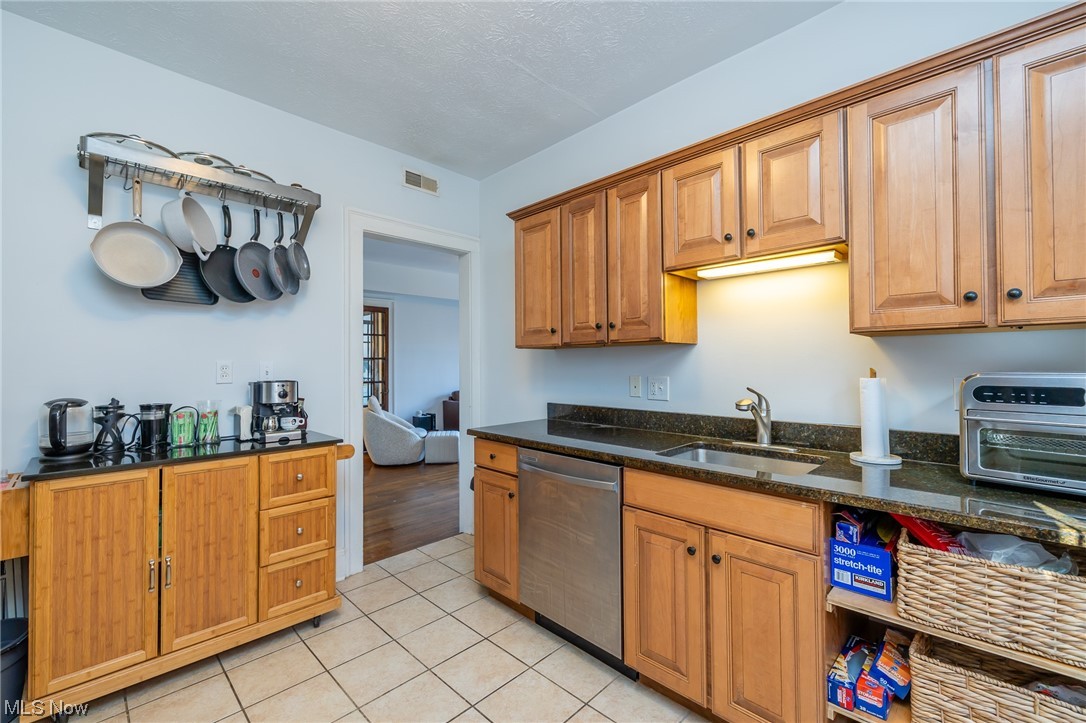2473 Overlook Road, Unit 9 Cleveland, OH 44106 - Photo 9 of 22 Kitchen featuring newer kitchen appliances and gorgeous granite counters.