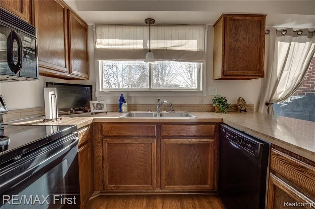 645 Baker Street Rochester Hills, MI 48307 - Photo 12 of 39