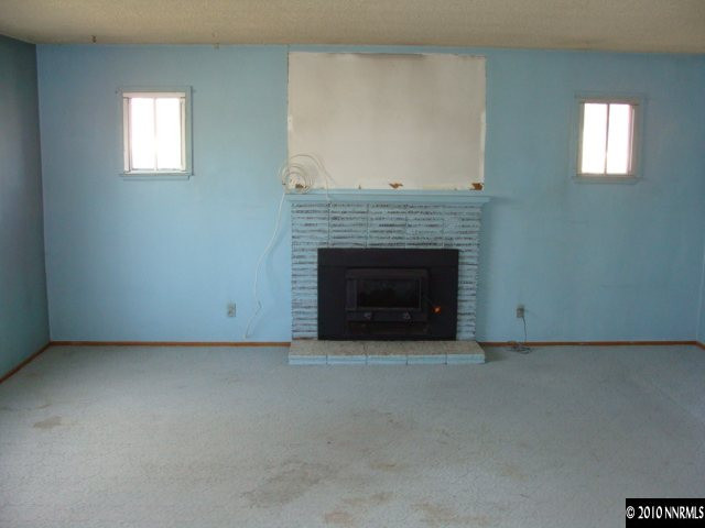 1570 Harvard Way Reno, NV 89502 - Photo 2 of 7 an empty room with a fireplace