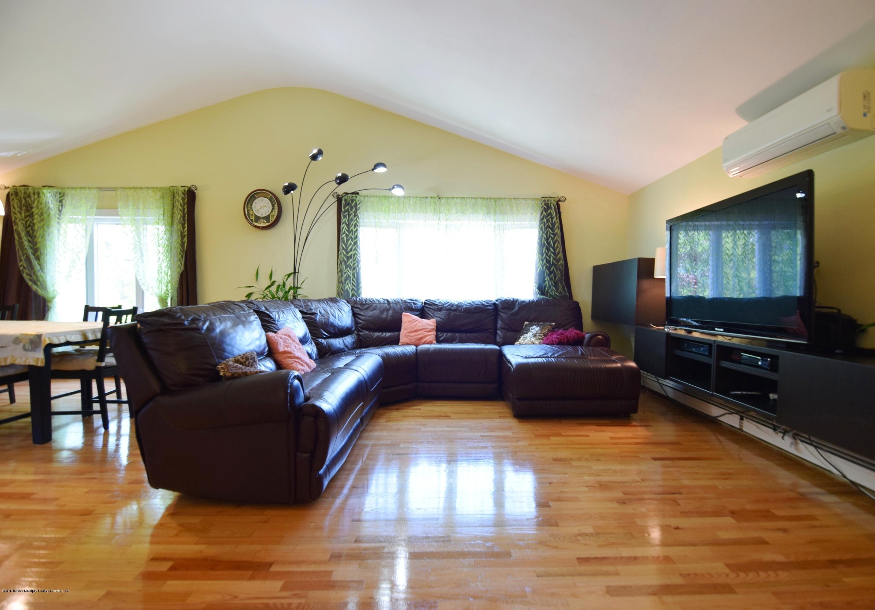 549 Mill Road Staten Island, NY 10306 - Photo 11 of 47 (11) Living Room