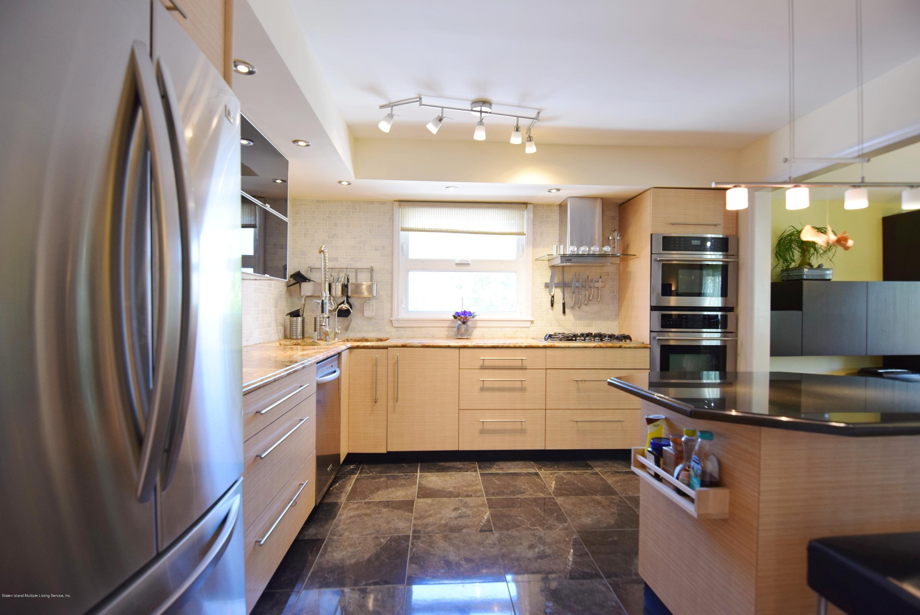 549 Mill Road Staten Island, NY 10306 - Photo 20 of 47 (20) Kitchen