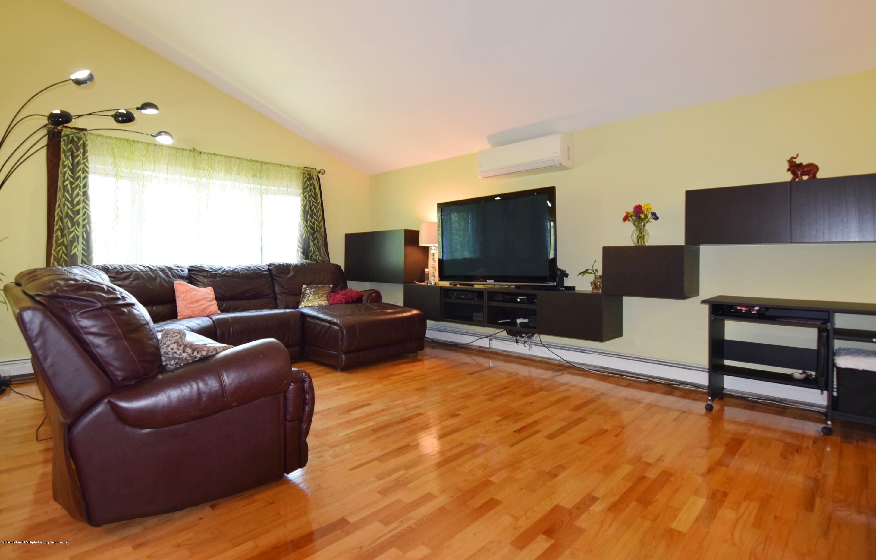 549 Mill Road Staten Island, NY 10306 - Photo 10 of 47 (10) Living Room Level 2