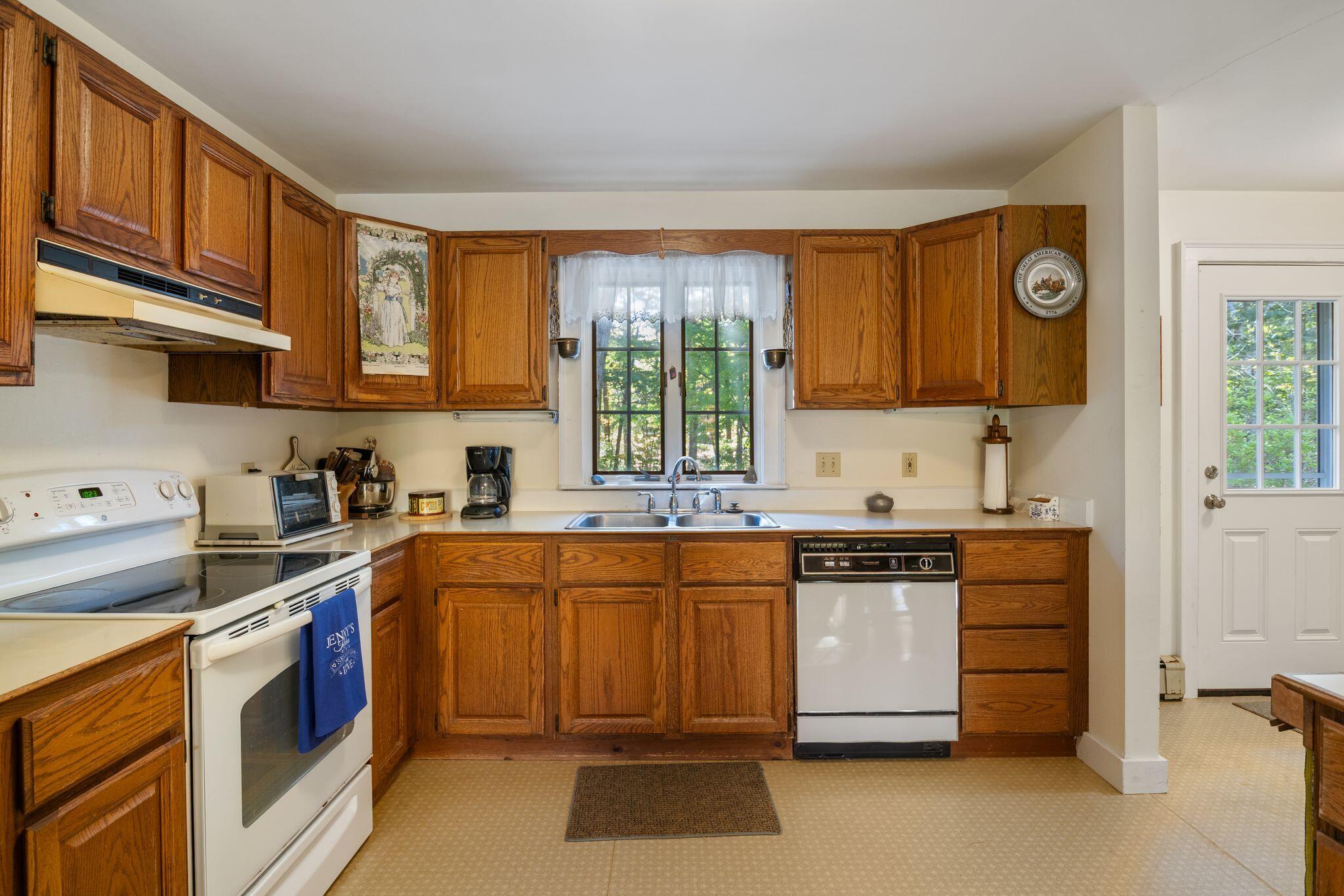 6 Passaic Road Cape Neddick, ME 03902 - Photo 17 of 35 Kitchen