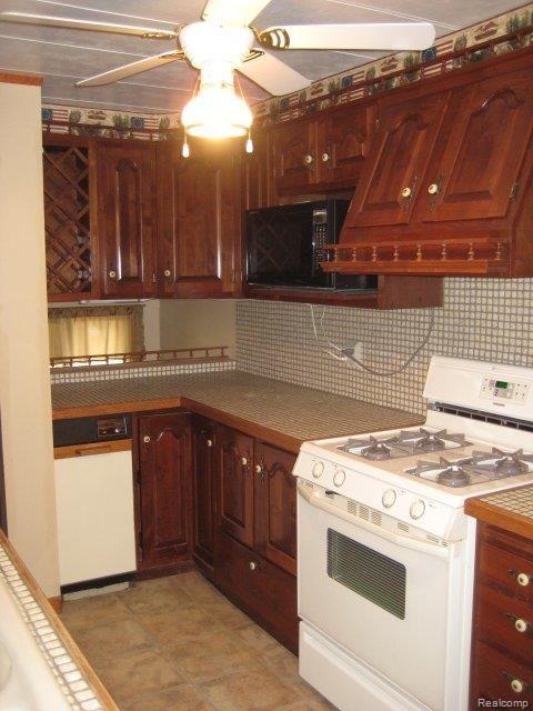 684 Green Crescent Perry, MI 48872 - Photo 2 of 17 684 Kitchen1