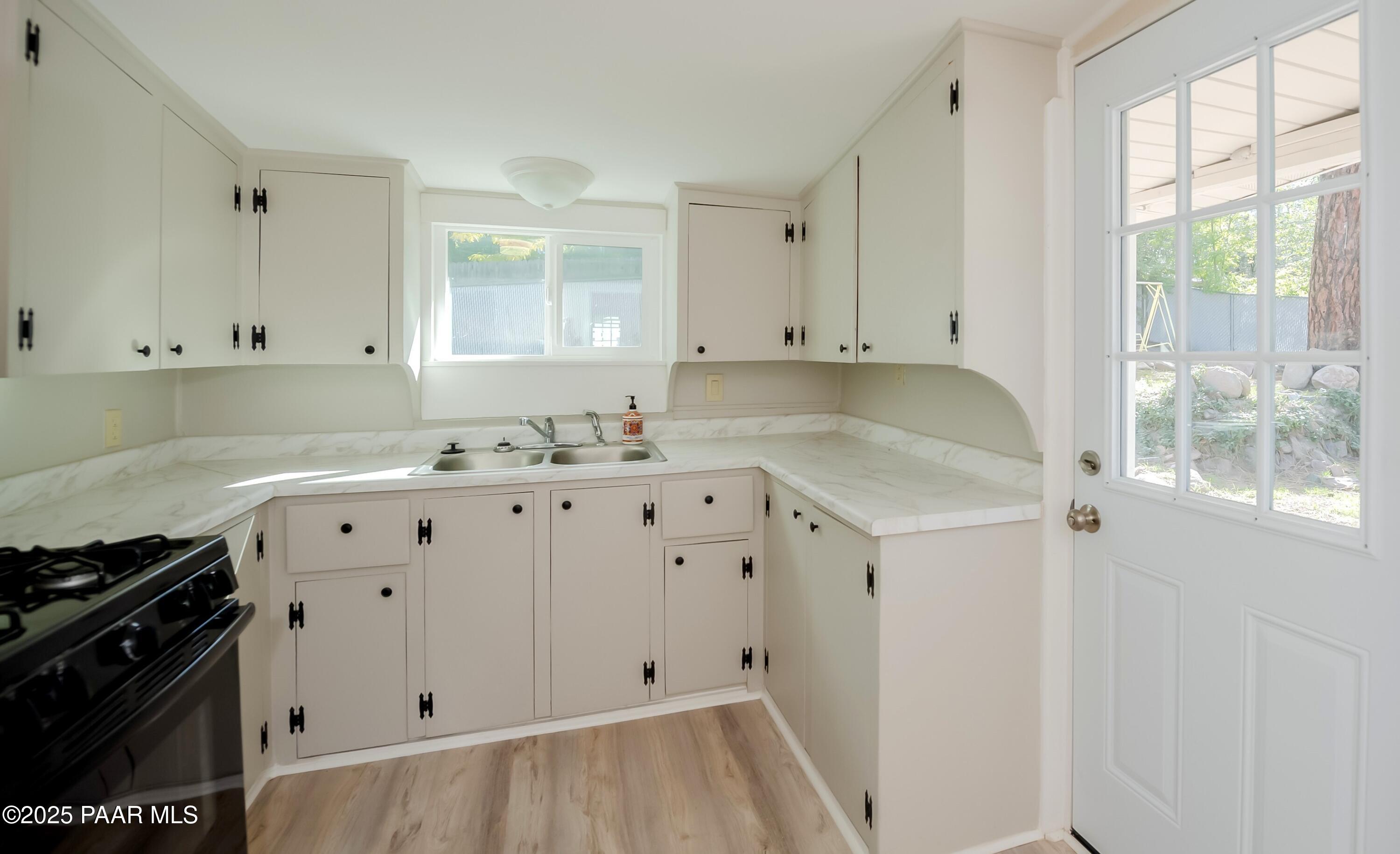 1229 Linden Road Prescott, AZ 86303 - Photo 6 of 30 Kitchen