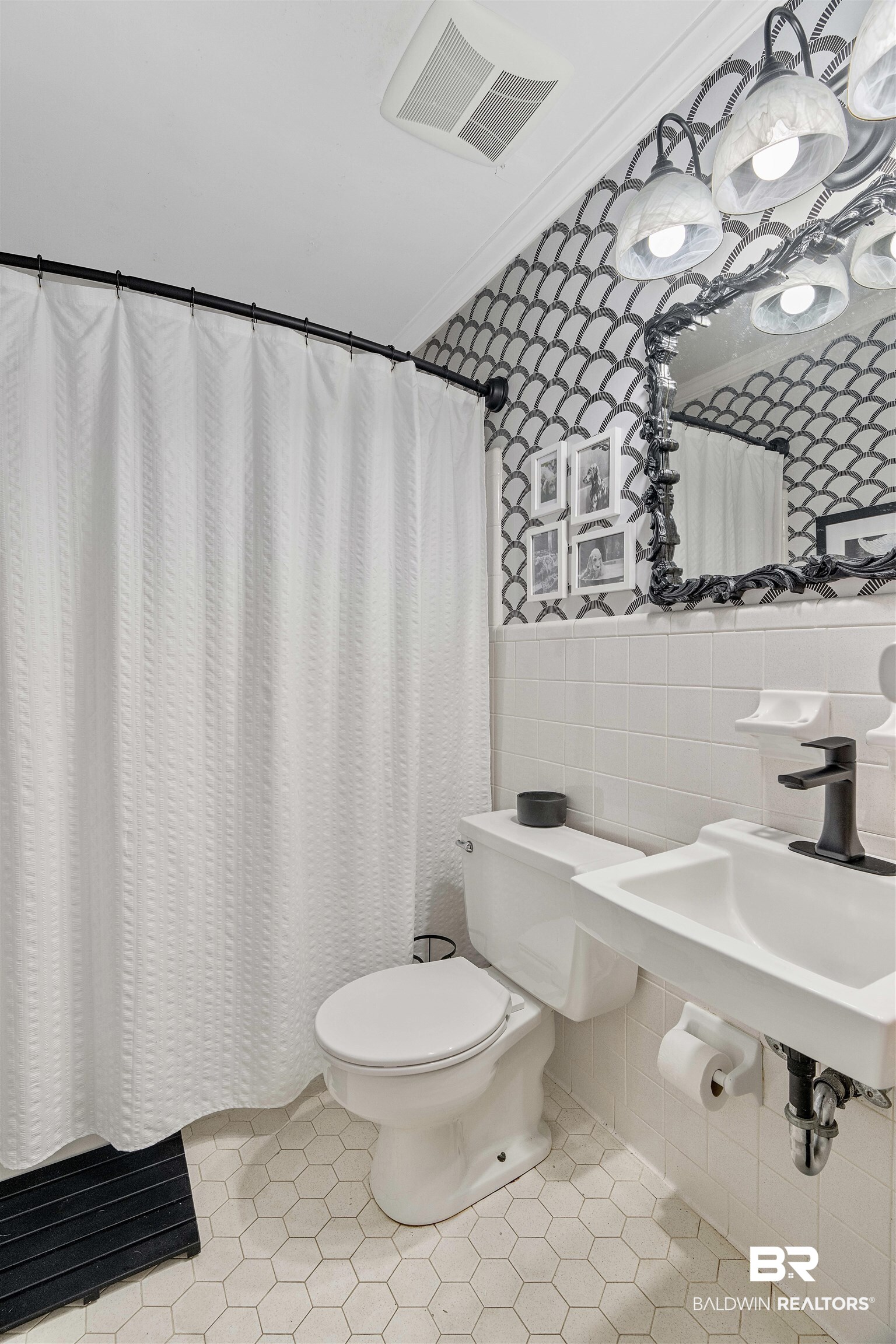 5509 Richmond Road Mobile, AL 36608 - Photo 19 of 27 Guest Bath