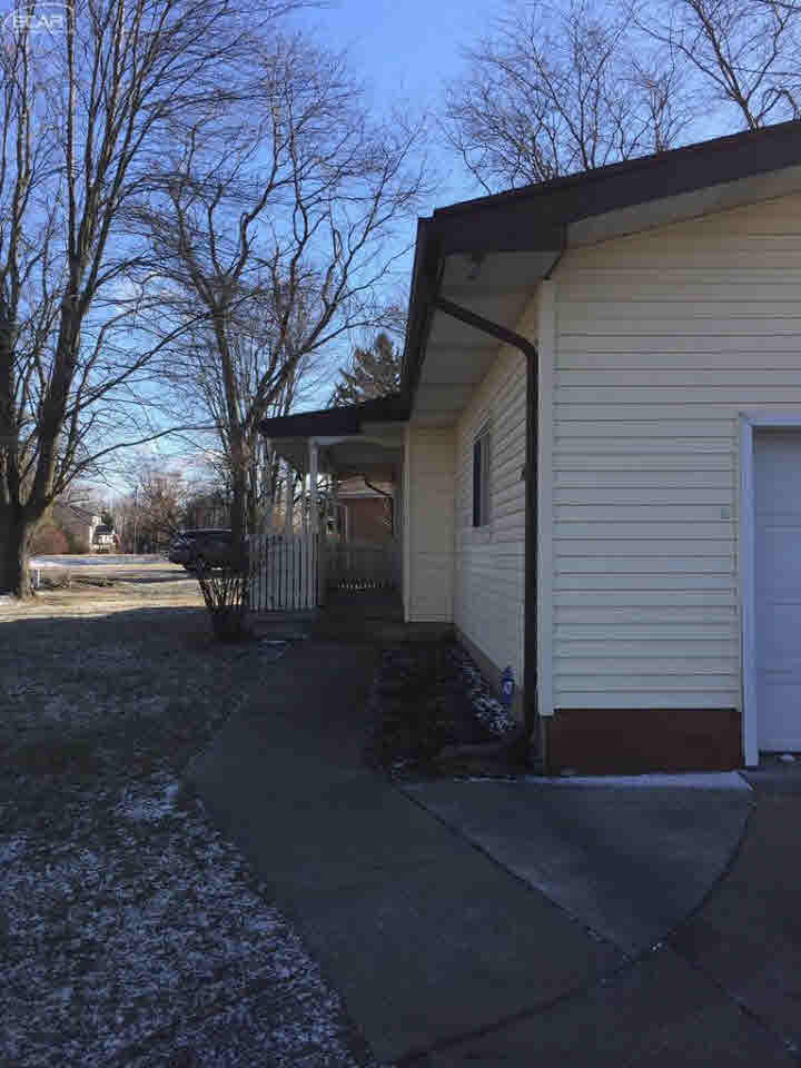 3465 West Carpenter Road Flint, MI 48504 - Photo 4 of 27 21259359-3.JPG