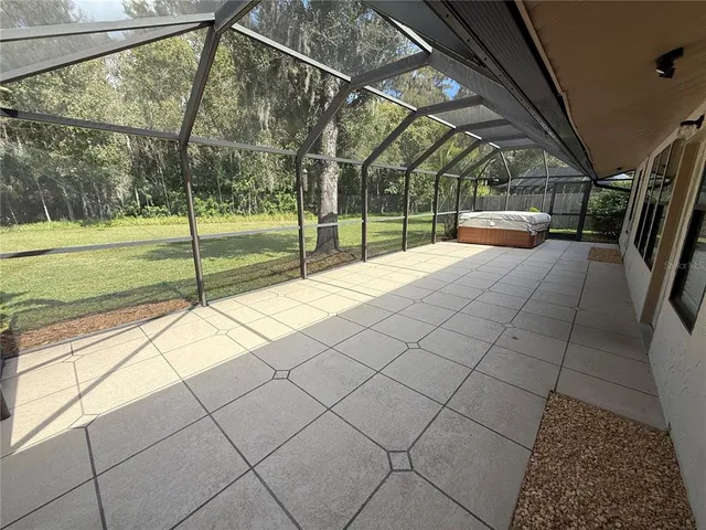 a view of a backyard