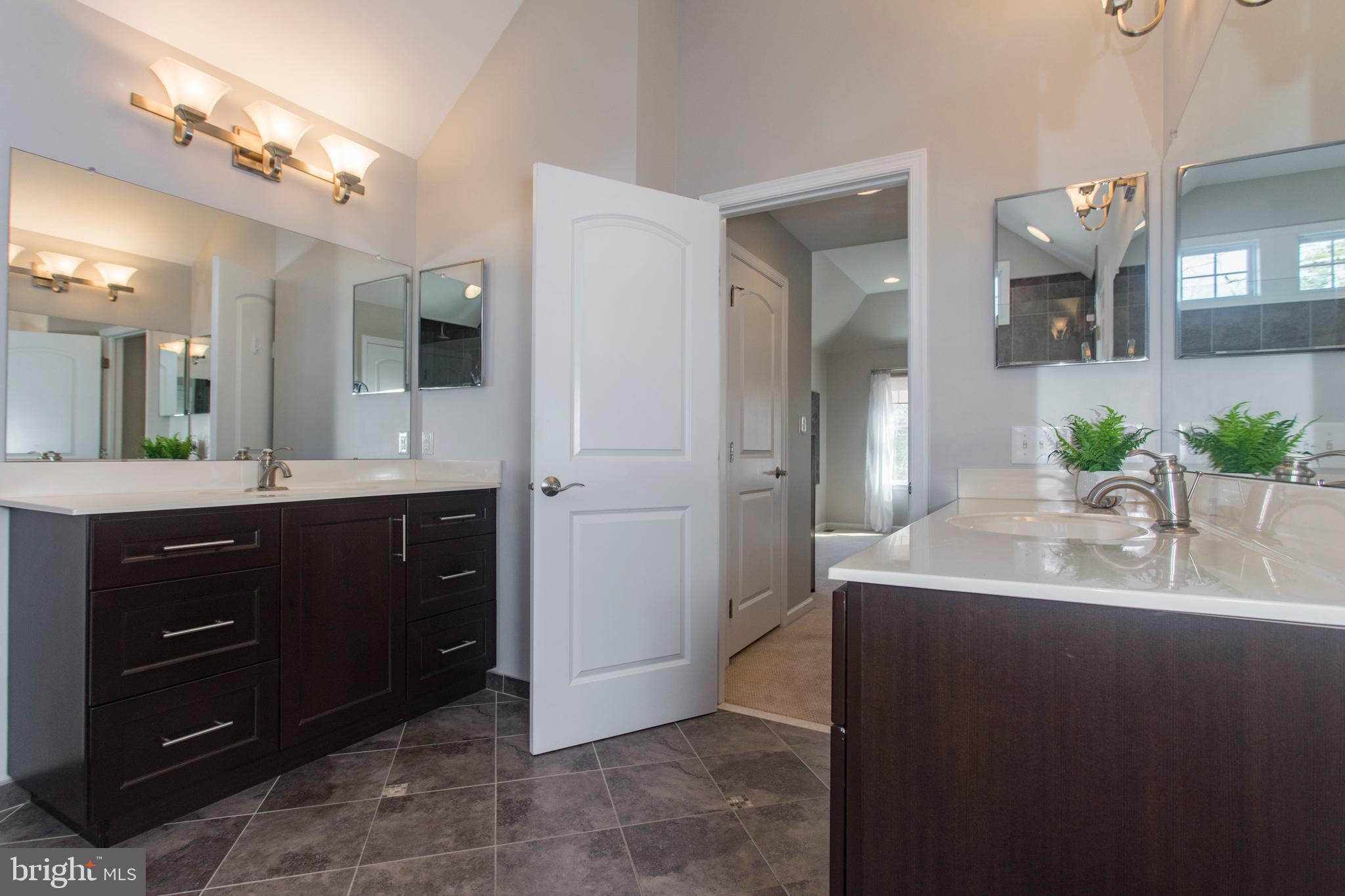 127 Hilltop Road Philadelphia, PA 19118 - Photo 28 of 61 Main Bathroom