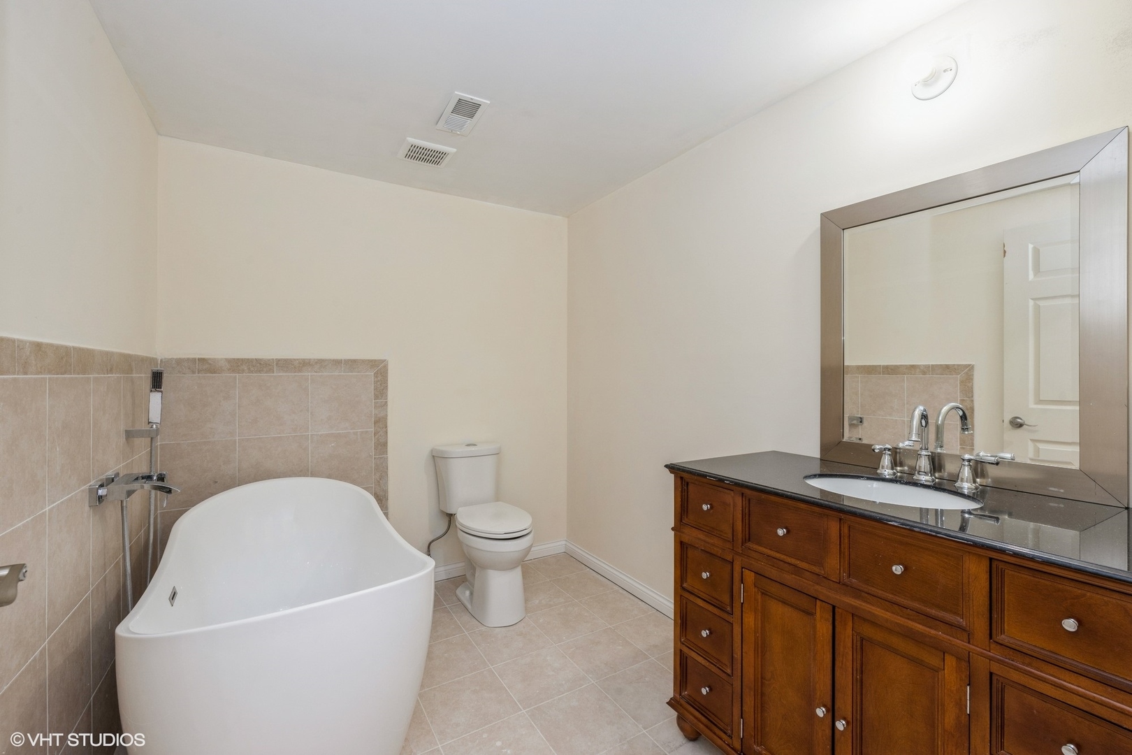 972 Spring Road Elmhurst, IL 60126 - Photo 24 of 30 a bathroom with a toilet a sink and mirror