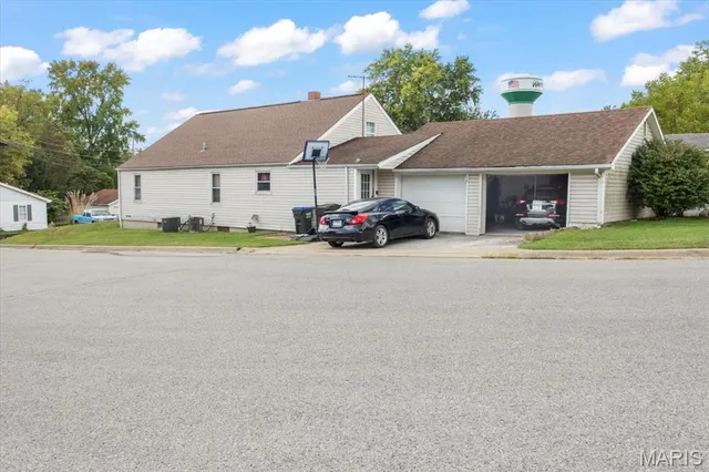 $249,000 | 201 Koenigsmark Avenue, Waterloo, IL 62298