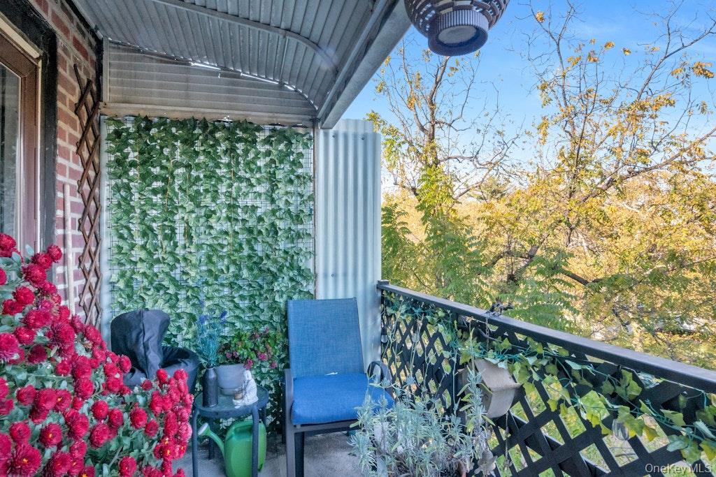 620 Pelham Road, Unit 6G New Rochelle, NY 10805 - Photo 16 of 22 a view of a chairs and table in the balcony