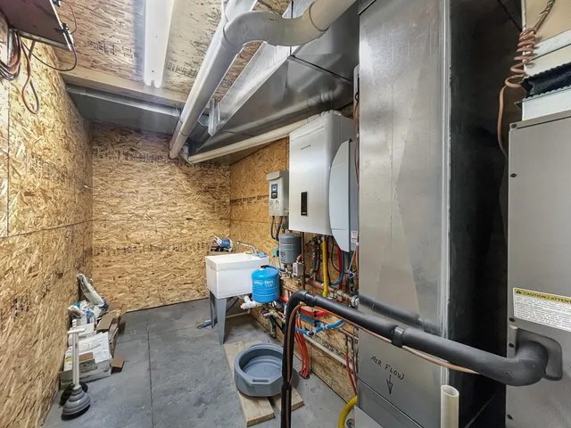 a view of entryway with workspace