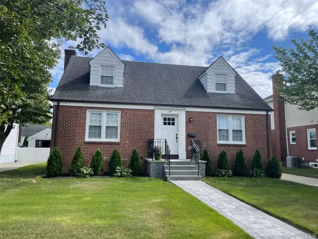 $899,000 | 24 Tulip Lane, New Hyde Park, NY 11040