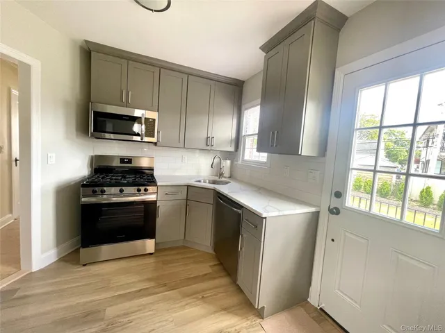 $899,000 | 24 Tulip Lane, New Hyde Park, NY 11040