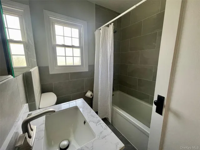 $899,000 | 24 Tulip Lane, New Hyde Park, NY 11040