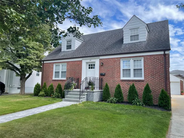 $899,000 | 24 Tulip Lane, New Hyde Park, NY 11040