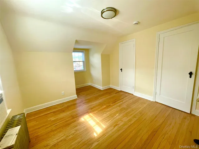 $899,000 | 24 Tulip Lane, New Hyde Park, NY 11040