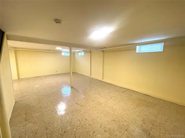 $899,000 | 24 Tulip Lane, New Hyde Park, NY 11040