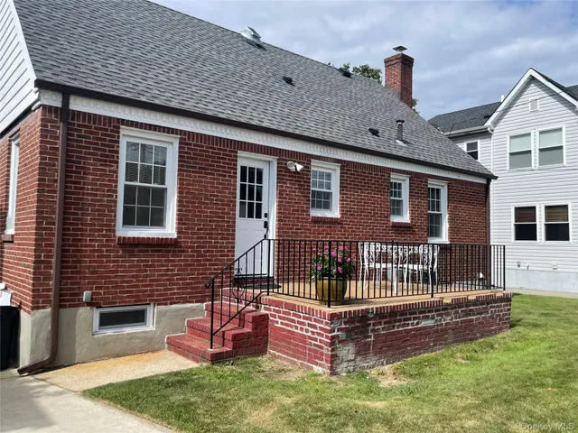 $899,000 | 24 Tulip Lane, New Hyde Park, NY 11040