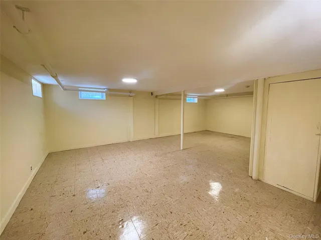 $899,000 | 24 Tulip Lane, New Hyde Park, NY 11040