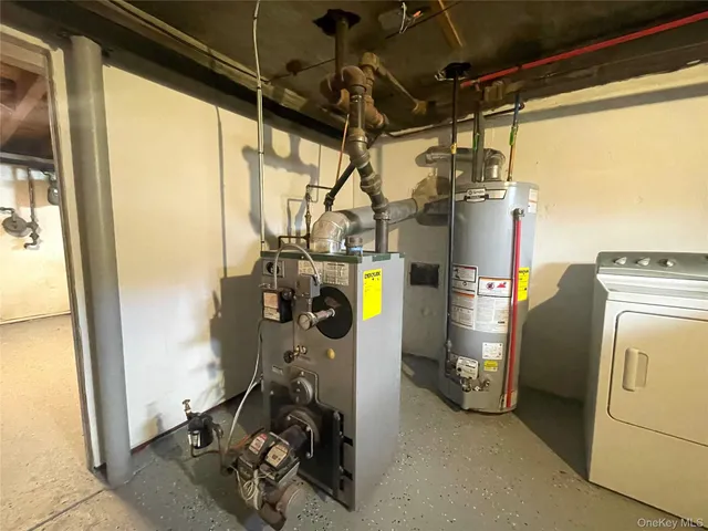 $899,000 | 24 Tulip Lane, New Hyde Park, NY 11040