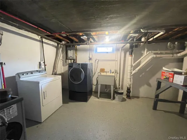 $899,000 | 24 Tulip Lane, New Hyde Park, NY 11040