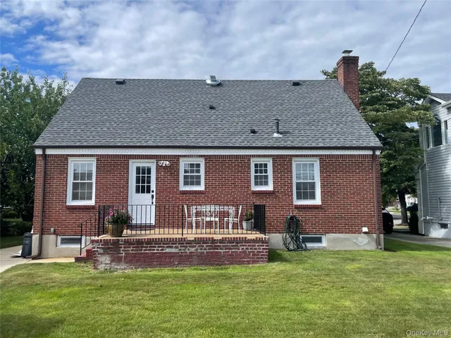 $899,000 | 24 Tulip Lane, New Hyde Park, NY 11040