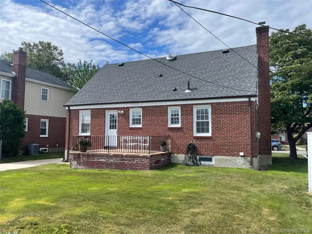 $899,000 | 24 Tulip Lane, New Hyde Park, NY 11040