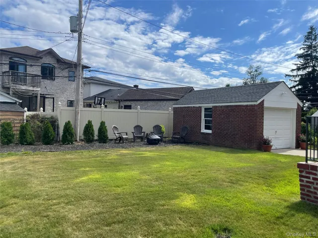 $899,000 | 24 Tulip Lane, New Hyde Park, NY 11040