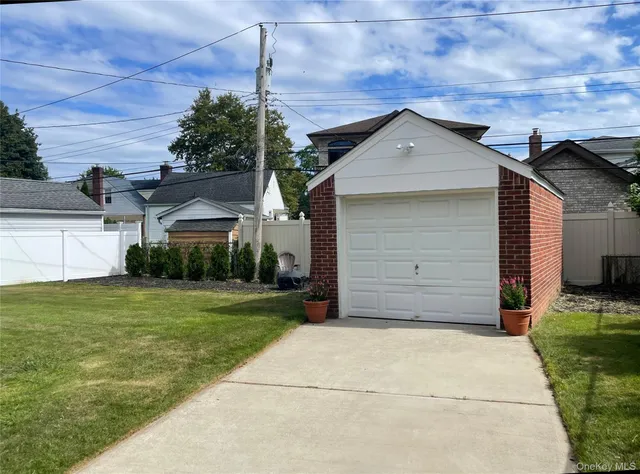 $899,000 | 24 Tulip Lane, New Hyde Park, NY 11040