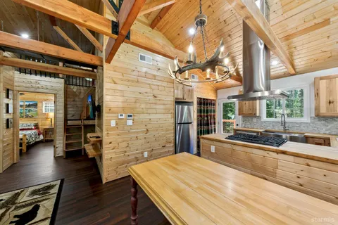 a kitchen that has a stove a refrigerator and a stove