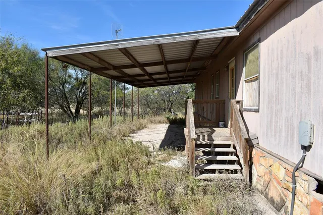 a view of a dry yard