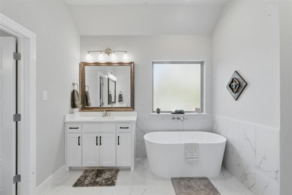 247 Gopher Road Weatherford, TX 76088 - Photo 18 of 35 a bathroom with a double vanity sink mirror and bathtub