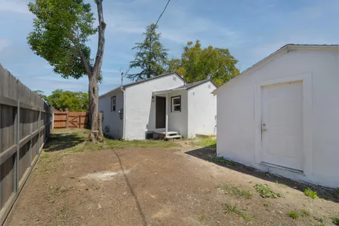 a view of a house with backyard and garden