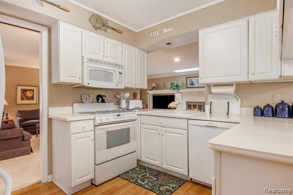 35931 Smithfield Road Farmington, MI 48335 - Photo 12 of 46 IMG_9000.jpg