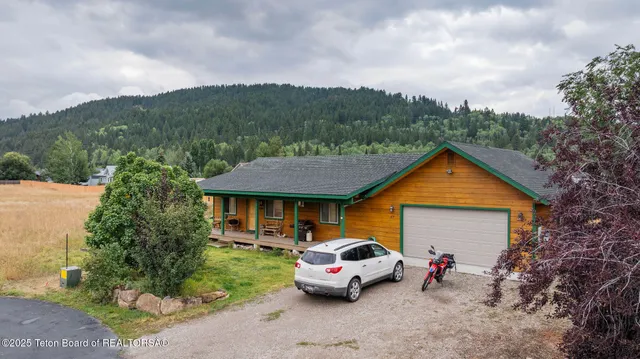 $589,000 | 619 Snake River Drive, Alpine, WY 83128