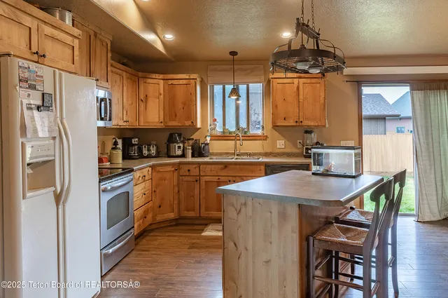 $589,000 | 619 Snake River Drive, Alpine, WY 83128