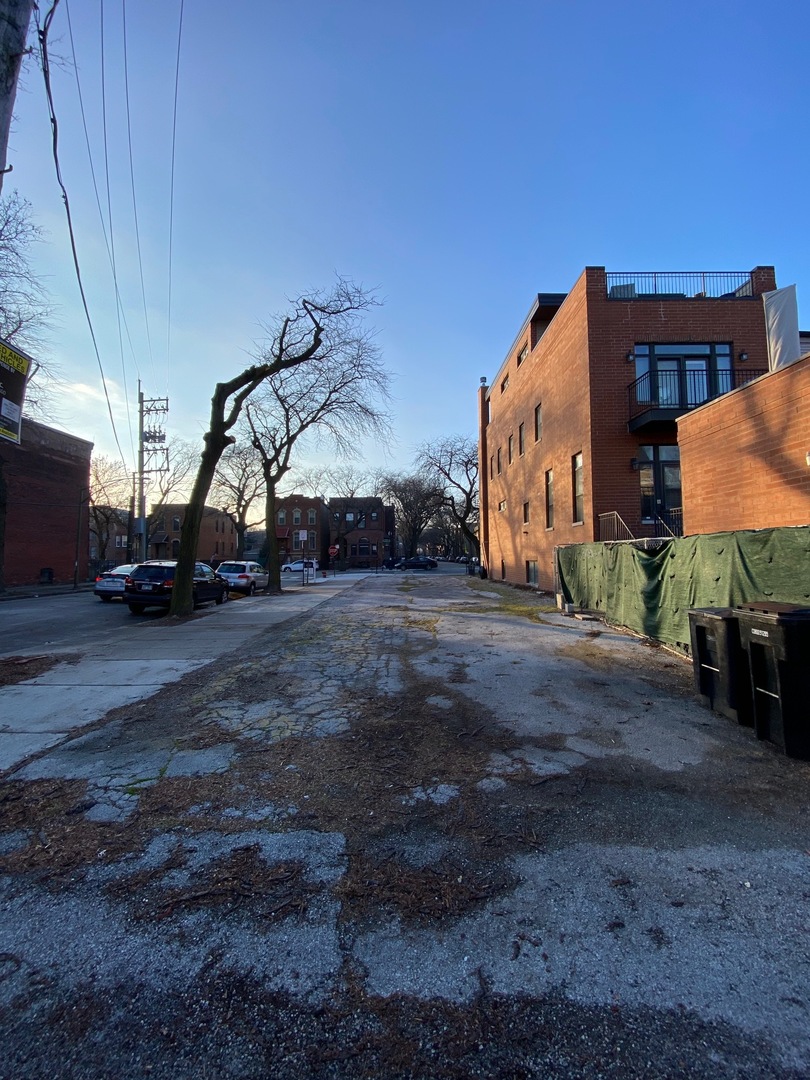 1354 West Flournoy Street Chicago, IL 60607 - Photo 2 of 3 Gallery Image 2